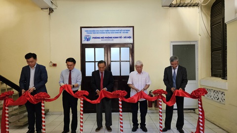 Viện Nghiên cứu phát triển TP.HCM phấn đấu thành đơn vị tư vấn hàng đầu- Ảnh 1. Các đại biểu cắt băng khánh thành phòng mô phỏng kinh tế, xã hội tại Viện Nghiên cứu phát triển TP.HCM - Ảnh: S.Đ