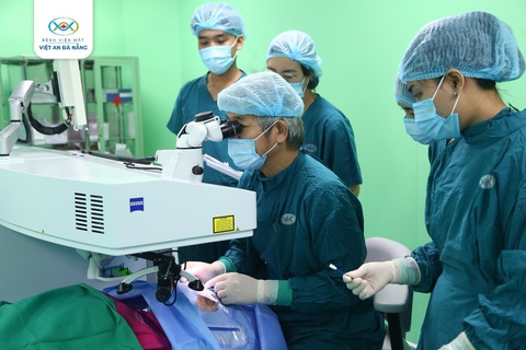Bệnh viện Mắt Việt An Đà Nẵng triển khai dịch vụ điều trị Lão thị- Ảnh 1. BS CKII Bùi Tiến Hùng thực hiện phẫu thuật điều trị Lão thị cho bệnh nhân tại Bệnh viện Mắt Việt An Đà Nẵng