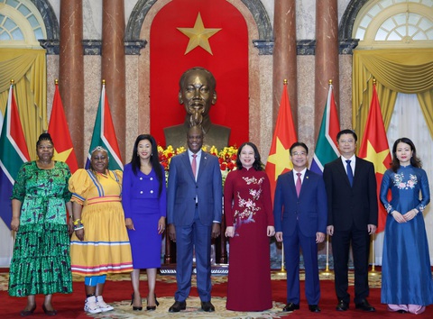 Phó chủ tịch nước Võ Thị Ánh Xuân, Phó tổng thống Paul Mashatile và phu nhân cùng các đại biểu hai nước Việt Nam, Nam Phi - Ảnh: TTXVN Phó chủ tịch nước Võ Thị Ánh Xuân, Phó tổng thống Paul Mashatile và phu nhân cùng các đại biểu hai nước Việt Nam, Nam Phi - Ảnh: TTXVN