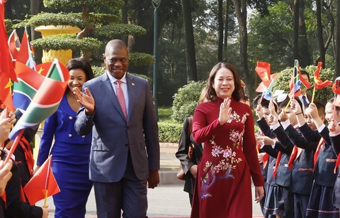 Phó chủ tịch nước Võ Thị Ánh Xuân chủ trì lễ đón chính thức Phó tổng thống Nam Phi Paul Mashatile và phu nhân sáng 14-12 - Ảnh: TTXVN Phó chủ tịch nước Võ Thị Ánh Xuân chủ trì lễ đón chính thức Phó tổng thống Nam Phi Paul Mashatile và phu nhân sáng 14-12 - Ảnh: TTXVN