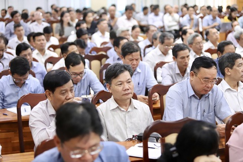 TP.HCM thay đổi quy trình xét nguyện vọng tuyển sinh lớp 10- Ảnh 2. Đại biểu dự Hội nghị sơ kết công tác kiểm định chất lượng và tuyển sinh đầu cấp chiều 14-12 - Ảnh: PHƯƠNG QUYÊN