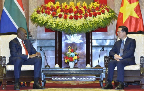 Chủ tịch nước Võ Văn Thưởng tiếp Phó tổng thống Nam Phi Paul Mashatile chiều 14-12 - Ảnh: TTXVN Chủ tịch nước Võ Văn Thưởng đã chuyển lời mời Tổng thống Nam Phi Cyril Ramaphosa thăm Việt Nam vào thời gian thích hợp - Ảnh: TTXVN