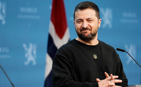 Ông Zelensky: Ukraine vẫn sẽ chiến đấu dù phương Tây có hỗ trợ hay không- Ảnh 1. Tổng thống Ukraine Volodymyr Zelensky tại buổi họp báo ở thủ đô Oslo, Na Uy ngày 13-12 - Ảnh: TELEGRAPH