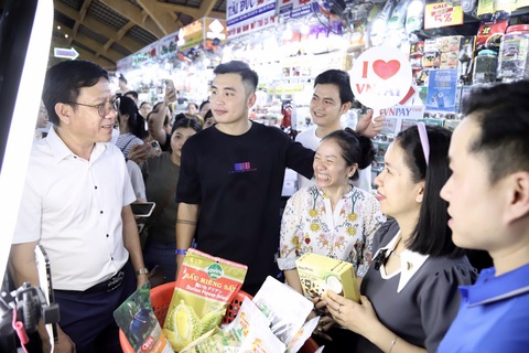 Bí thư quận 1 xem TikToker livestream bán hàng tại chợ Bến Thành- Ảnh 3. Phó giám đốc Sở Thông tin và Truyền thông TP.HCM Nguyễn Ngọc Hồi (áo trắng) thích thú khi thấy các TikToker livestream bán các sản phẩm OCOP (những sản phẩm có nguồn gốc địa phương, có thương hiệu, mang đặc trưng về văn hóa, lợi thế của địa phương) - Ảnh: PHƯƠNG QUYÊN