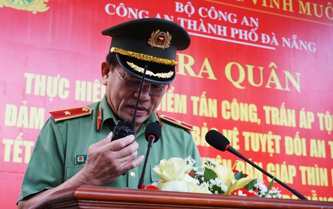Công an TP.HCM ra quân cao điểm tấn công, trấn áp tội phạm dịp Tết Nguyên đán 2024- Ảnh 4. Giám đốc Công an Đà Nẵng phát lệnh ra quân thực hiện cao điểm tấn công, trấn áp tội phạm - Ảnh: ĐOÀN CƯỜNG