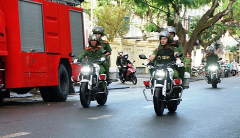 Bộ trưởng Tô Lâm: Không để nhóm nhỏ phát triển thành đường dây, tổ chức tội phạm- Ảnh 4. Công an tuần tra, trấn áp tội phạm dịp Tết Nguyên đán