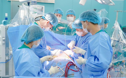 Triển khai kỹ thuật phẫu thuật tim hở tại Quảng Nam- Ảnh 1. Các bác sĩ Bệnh viện Tim Hà Nội và Bệnh viện Đa khoa trung ương Quảng Nam thực hiện ca phẫu thuật tim hở đầu tiên tại Bệnh viện Đa khoa trung ương Quảng Nam - Ảnh: B.H.