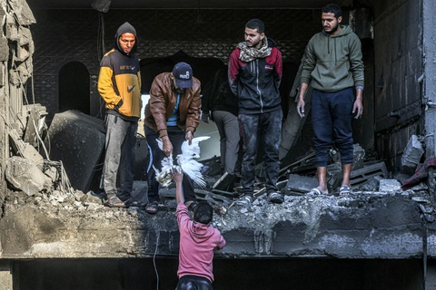 Một cậu bé người Palestine cứu những con bồ cầu ra từ đống đổ nát của một tòa nhà bị phá hủy sau vụ pháo kích của Israel vào Rafah, phía nam Dải Gaza - Ảnh: AFP Một cậu bé người Palestine cứu những con bồ câu từ đống đổ nát của một tòa nhà bị phá hủy sau vụ pháo kích của Israel vào Rafah, phía nam Dải Gaza - Ảnh: AFP