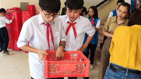 Tái sinh rác thải nhựa, cùng 10.000 học sinh ươm mầm xanh cho hành tinh- Ảnh 4. Gom vỏ hộp sữa, chai nhựa cũ, đồ chơi hỏng để tái chế đã trở thành thói quen của cô trò trường tiểu học Phú Lâm 1, Bắc Ninh