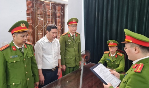 Bắt giám đốc kho bạc lừa đảo chiếm đoạt hơn 2,3 tỉ đồng- Ảnh 1. Công an đọc lệnh khởi tố, bắt tạm giam với ông Thắng - Ảnh: Công an cung cấp