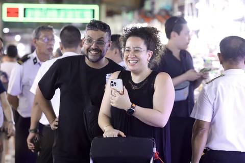Bí thư quận 1 xem TikToker livestream bán hàng tại chợ Bến Thành- Ảnh 5. Du khách Nga hào hứng với không khí tiểu thương phối hợp KOL livestream ngay tại chợ - Ảnh: PHƯƠNG QUYÊN