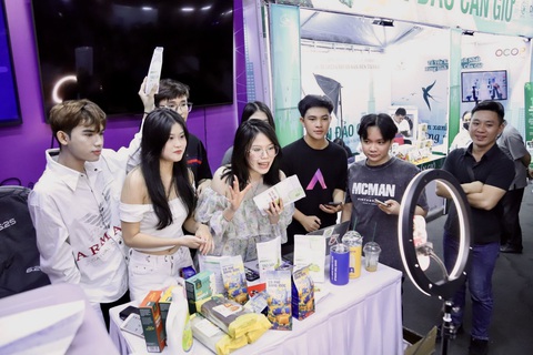 Bí thư quận 1 xem TikToker livestream bán hàng tại chợ Bến Thành- Ảnh 4. Theo ghi nhận, mỗi phiên livestream bán hàng tại chợ thu hút hàng nghìn lượt xem, tạo hàng trăm đơn hàng trong một đêm - Ảnh: PHƯƠNG QUYÊN