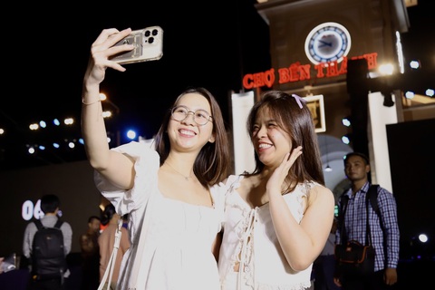 Bí thư quận 1 xem TikToker livestream bán hàng tại chợ Bến Thành- Ảnh 7. Là fan trung thành của mua sắm online, Ngọc My (trái) và Diễm Hương thích thú khi lần đầu tiên thấy các tiểu thương chợ truyền thống livestream bán hàng. “Đây cũng là cơ hội để có thể quảng bá những sản phẩm du lịch đến du khách gần xa” - Hương chia sẻ - Ảnh: PHƯƠNG QUYÊN