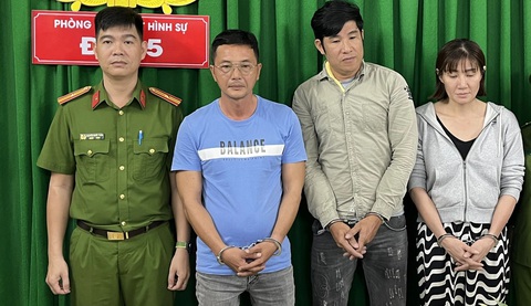Bắt 3 nhóm tín dụng đen, chuyên đánh người thân nếu người vay không trả tiền- Ảnh 3. Nhóm của đối tượng Nguyễn Tấn Hùng tại cơ quan công an - Ảnh: Công an cung cấp