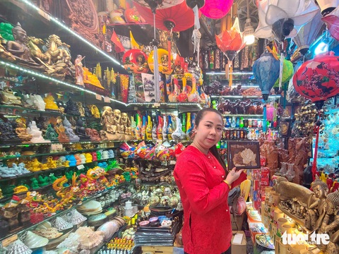 Tiểu thương chợ Bến Thành háo hức lên sóng livestream bán hàng- Ảnh 3. Bà Ngọc Nga - tiểu thương bán đồ lưu niệm - mong muốn du khách biết đến sản phẩm tranh gạo nhiều hơn - Ảnh: NHẬT XUÂN