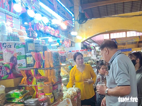 Tiểu thương chợ Bến Thành háo hức lên sóng livestream bán hàng- Ảnh 5. Các tiểu thương thay áo bà ba, áo dài bán hàng những ngày này - Ảnh: NHẬT XUÂN