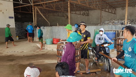 Sẽ có đề án cá tra mới để định hướng phát triển bền vững- Ảnh 1. Năm 2023, giá cá tra thương phẩm chỉ dao động từ 25.000 - 26.000 đồng/kg, thấp hơn giá thành sản xuất 3.000 đồng/kg nên người nuôi thua lỗ nặng - Ảnh: BỬU ĐẤU