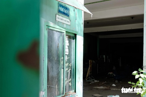 Sau sáp nhập phường ở TP.HCM, nhiều trụ sở công dôi dư thành nhà hoang- Ảnh 1. Tại số 157-159 Nguyễn Duy Dương, quận 10, trụ sở Công an phường 3 cũ hiện đang trong tình trạng trống không. Địa chỉ này theo phương án sắp xếp sẽ là trụ sở của Công an phường 2, quận 10, tuy nhiên hiện vẫn chưa được xử lý - Ảnh: PHƯƠNG NHI