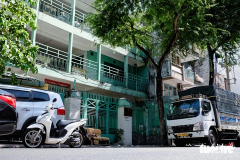 Sau sáp nhập phường ở TP.HCM, nhiều trụ sở công dôi dư thành nhà hoang- Ảnh 2. Do bỏ trống nhiều năm, trụ sở Công an phường 3, quận 10 cũ trở thành nơi đổ xe, bỏ rác của người dân - Ảnh: PHƯƠNG NHI