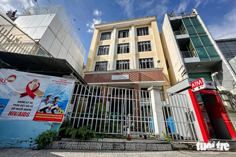 Sau sáp nhập phường ở TP.HCM, nhiều trụ sở công dôi dư thành nhà hoang- Ảnh 4. Cũng ở quận 10, trụ sở của UBND phường 2 cũ tại số 168 Hùng Vương nhiều năm qua vẫn đang trong tình trạng cài khóa im lìm - Ảnh: THẢO LÊ