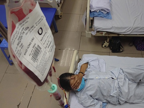 Bệnh nhân truyền máu tại Viện Huyết học và Truyền máu trung ương - Ảnh minh họa: DƯƠNG LIỄU Bệnh nhân truyền máu tại Viện Huyết học và Truyền máu trung ương - Ảnh minh họa: DƯƠNG LIỄU