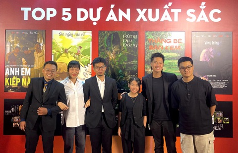 Từ thành công của Phạm Thiên Ân ở Cannes, thêm hy vọng vào khởi đầu phim ngắn- Ảnh 1. Đạo diễn Nguyễn Hoàng Điệp (thứ hai từ trái qua) chụp ảnh cùng thí sinh Dự án phim ngắn CJ mùa 4 - Ảnh: THÁI THÁI