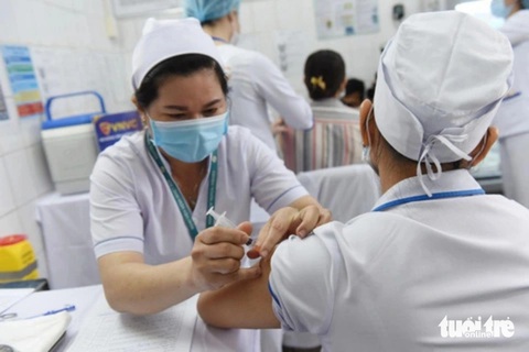 Khi nào và cơ quan nào được công bố hết dịch COVID-19?- Ảnh 1. Tiêm vắc xin phòng chống COVID-19 tại Bệnh viện Bệnh nhiệt đới TP.HCM - Ảnh: DUYÊN PHAN