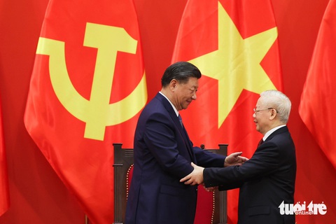 Gần 50 chuyến thăm Việt Nam của lãnh đạo nước ngoài từ năm 2021- Ảnh 1. Tổng bí thư Nguyễn Phú Trọng bắt tay Tổng bí thư, Chủ tịch nước Trung Quốc Tập Cận Bình trong chuyến thăm cấp nhà nước tới Việt Nam từ ngày 12 đến 13-12 vừa qua - Ảnh: NGUYỄN KHÁNH