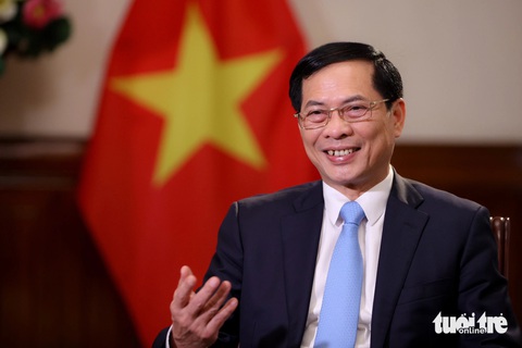 Gần 50 chuyến thăm Việt Nam của lãnh đạo nước ngoài từ năm 2021- Ảnh 2. Bộ trưởng Bộ Ngoại giao Bùi Thanh Sơn trả lời báo chí ngày 15-12 - Ảnh: NGUYỄN KHÁNH