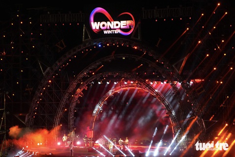 Toàn cảnh sân khấu 8Wonder tại Phú Quốc khi Maroon 5 đang tổng duyệt, tối 15-12 - Ảnh: HỮU HẠNH Toàn cảnh sân khấu 8Wonder tại Phú Quốc khi Maroon 5 đang tổng duyệt, tối 15-12 - Ảnh: HỮU HẠNH