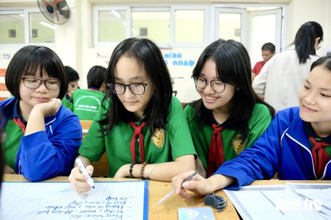 Gần 70% học sinh được khảo sát từng bị trêu chọc, bình luận tiêu cực về ngoại hình- Ảnh 1. Học sinh Trường THCS Nam Từ Liêm tham gia tiết học chuyên đề "Tôi tự tin" nằm trong dự án "Nâng cao nhận thức giá trị bản thân" - Ảnh: NGUYÊN BẢO