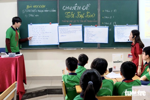Gần 70% học sinh được khảo sát từng bị trêu chọc, bình luận tiêu cực về ngoại hình- Ảnh 3. Học sinh thảo luận nhóm và đưa ra các tiêu chí thế nào là một người đàn ông/phụ nữ hoàn hảo trong tiết học "Tôi tự tin" - Ảnh: NGUYÊN BẢO