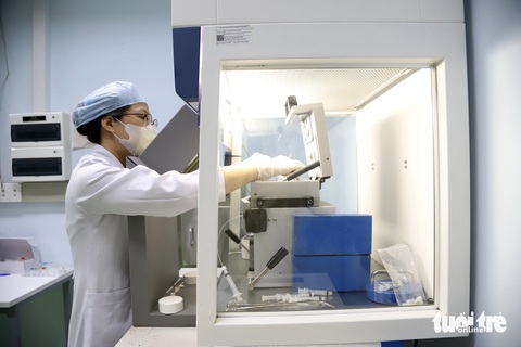 Vào nơi pha chế thuốc phóng xạ mới ở Bệnh viện Chợ Rẫy- Ảnh 4. Để pha chế hai loại thuốc phóng xạ mới Galium-68 PSMA và Galium-68 Dotatate, các kỹ sư vật lý hạt nhân, kỹ sư hóa phóng xạ và dược sĩ phóng xạ khoa y học hạt nhân Bệnh viện Chợ Rẫy phải thực hiện nhiều khâu, với sự kiểm định nghiêm ngặt. Họ đã âm thầm, lặng lẽ điều chế thuốc phóng xạ trong thời gian dài trước khi có sản phẩm chất lượng cao phục vụ người bệnh - Ảnh: PHƯƠNG QUYÊN