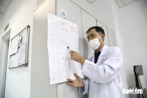 Vào nơi pha chế thuốc phóng xạ mới ở Bệnh viện Chợ Rẫy- Ảnh 6. TS.BS Nguyễn Xuân Cảnh - trưởng khoa y học hạt nhân Bệnh viện Chợ Rẫy - cho hay việc ứng dụng kỹ thuật mới đặc hiệu, chuyên biệt trong ghi hình chẩn đoán, theo dõi ung thư tuyến tiền liệt và u thần kinh nội tiết, cụ thể là ghi hình PET/CT trên hai loại thuốc phóng xạ mới chỉ là một yếu tố nhỏ trong