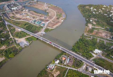 Cầu Long Đại về đích sau 6 năm xây dựng, xưa đi đường vòng mất 10km, nay chỉ còn 500m- Ảnh 1. Nhìn từ trên cao toàn cảnh cầu Long Đại nối liền phường Long Bình sang Long Phước (TP Thủ Đức, TP.HCM) - Ảnh: CHÂU TUẤN