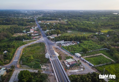 Cầu Long Đại về đích sau 6 năm xây dựng, xưa đi đường vòng mất 10km, nay chỉ còn 500m- Ảnh 4. Ở hướng ngược lại, đường dẫn lên cầu cũng đang được hoàn thiện, xung quanh là hai con đường dân sinh dẫn ra khu dân cư mom sông cầu Long Đại - Ảnh: CHÂU TUẤN