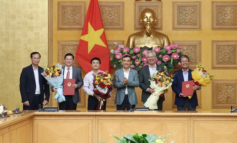 Ông Nguyễn Đức Kiên, Dương Mộng Huyền nghỉ hưu- Ảnh 1. Trao các quyết định nghỉ hưu cho các nguyên lãnh đạo thuộc Văn phòng Chính phủ - Ảnh: VGP