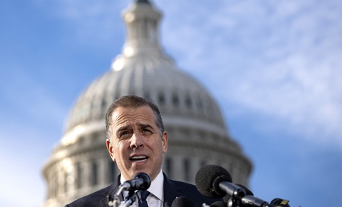 Ông Hunter Biden thách thức phe Cộng hòa công khai điều tra nhắm vào ông và cha ông là Tổng thống Joe Biden vào ngày 13-12 - Ảnh: AFP Ông Hunter Biden thách thức phe Cộng hòa công khai điều tra nhắm vào ông và cha ông là Tổng thống Joe Biden vào ngày 13-12 - Ảnh: AFP