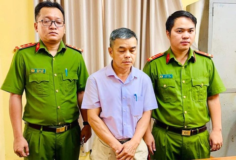 Bắt giám đốc doanh nghiệp đưa hối lộ giám đốc trung tâm đăng kiểm cấp 97 giấy kiểm định- Ảnh 1. Phạm Xuân Lộc tại cơ quan công an - Ảnh: Công an cung cấp