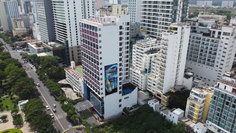 67 công trình vi phạm xây dựng ở Khánh Hòa: Hết hạn vẫn chưa báo cáo- Ảnh 1. Khách sạn Novotel ở Nha Trang xây vượt 2 tầng - Ảnh: TRẦN HƯỚNG