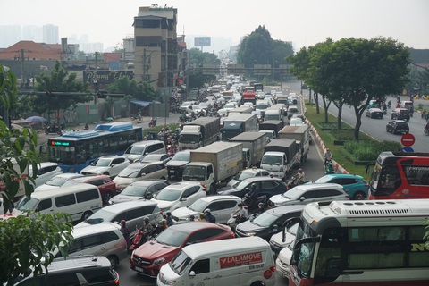 Metro làm quá chậm, TP.HCM càng mở rộng đường càng ùn tắc- Ảnh 1. Xe cộ chen nhau đầu cầu Bình Triệu phía TP Thủ Đức - Ảnh: ĐỨC PHÚ