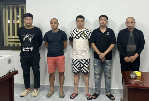 Phá đường dây cho vay lãi nặng trên 80 tỉ đồng- Ảnh 1. Các bị can tại cơ quan công an - Ảnh: Công an cung cấp