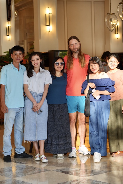 James Valentine vui vẻ chụp ảnh cùng các nhóm khách người Việt tại khách sạn - Ảnh: HỮU HẠNH James Valentine vui vẻ chụp ảnh cùng các nhóm khách người Việt tại khách sạn - Ảnh: HỮU HẠNH