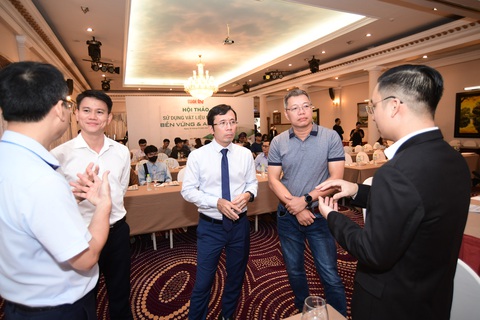 'Chết từ từ' nếu sử dụng nội thất không cẩn thận- Ảnh 3. Các đại biểu và khách mời trao đổi trước hội thảo - Ảnh: QUANG ĐỊNH
