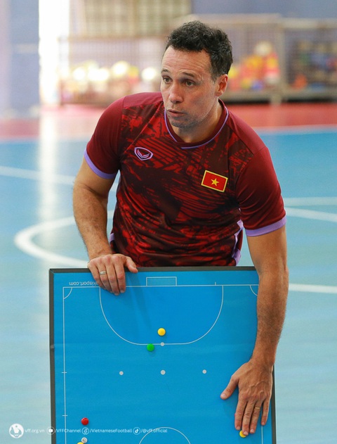 Futsal Việt Nam tự tin cạnh tranh vé dự World Cup- Ảnh 2. HLV Giustozzi Diego Raul hướng dẫn chiến thuật - Ảnh: VFF