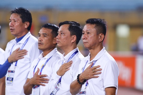 HLV Văn Sỹ Sơn (bìa phải) tiếc khi CLB Quảng Nam không thể hạ gục nhà đương kim vô địch trên sân Hàng Đẫy - Ảnh: MINH ĐỨC HLV Văn Sỹ Sơn (bìa phải) tiếc khi CLB Quảng Nam không thể hạ gục nhà đương kim vô địch trên sân Hàng Đẫy - Ảnh: MINH ĐỨC