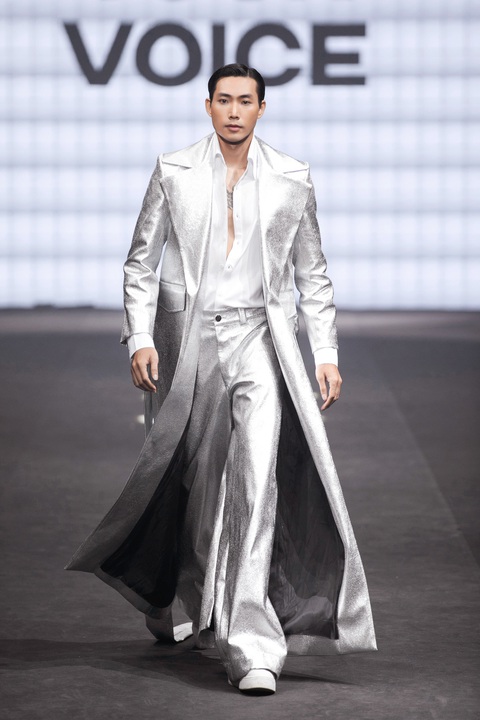 Hoa hậu Ngọc Châu catwalk đầy quyền lực trong show Cảm hứng Việt Nam- Ảnh 7. Show diễn còn có sự góp mặt của á vương Hữu Long, diện trang phục ánh kim, anh mạnh mẽ sải bước trên sàn catwalk.