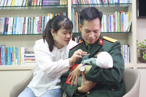 Vợ chồng anh Phan Tuấn Anh hạnh phúc đón con sau 5 năm kết hôn - Ảnh: DƯƠNG LIỄU Vợ chồng anh Phan Tuấn Anh hạnh phúc đón con đầu lòng - Ảnh: DƯƠNG LIỄU