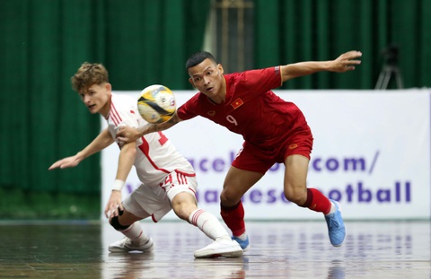 Futsal Việt Nam tự tin cạnh tranh vé dự World Cup- Ảnh 1. Đội tuyển futsal Việt Nam (phải) trong trận giao hữu với Hungary tại TP.HCM - Ảnh: N.K.