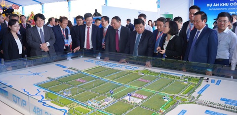 Khởi động dự án xây dựng sân bay Quảng Trị- Ảnh 1. Lãnh đạo Bộ Kế hoạch và Đầu tư, lãnh đạo các ban ngành và tỉnh Quảng Trị cùng dự lễ khởi công dự án Khu công nghiệp Quảng Trị - Ảnh: QUỐC NAM